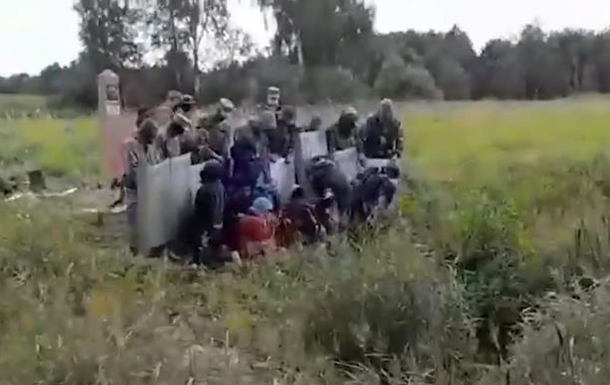 Пограничники Литвы опубликовали видео, как силовики из Беларуси выталкивали мигрантов