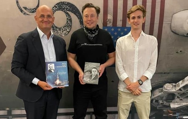Илон Маск показал внуку и правнуку Сергея Королева офис SpaceX (фото)