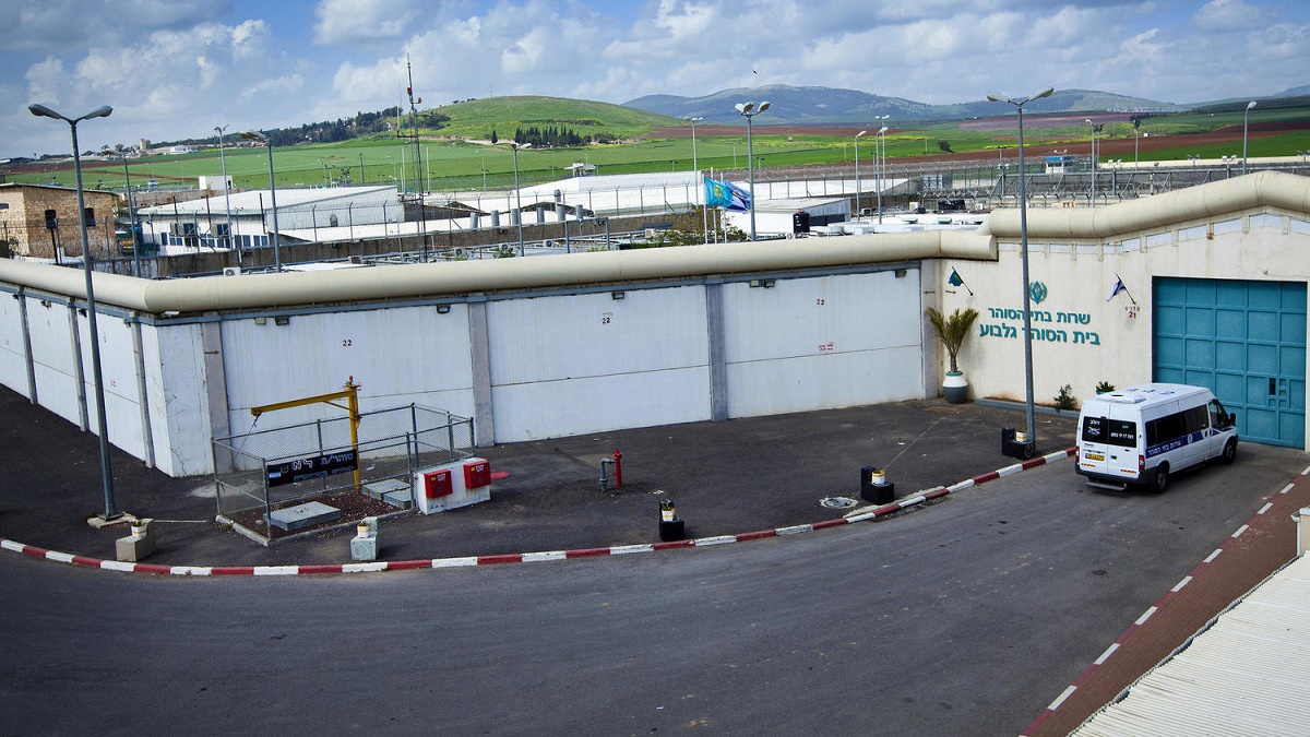 «Ложкой вырыли тоннель под туалетом»: в Израиле из тюрьмы сбежали 6 террористов (видео)
