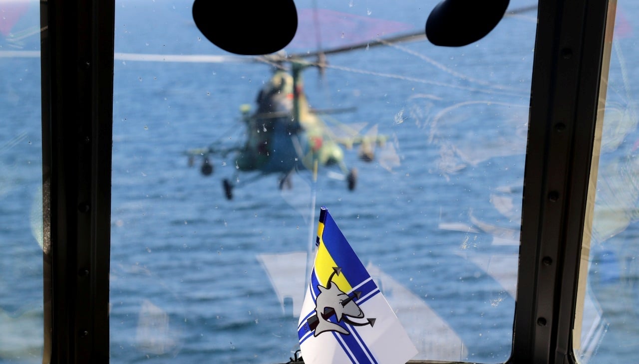 Боевые вертолеты ВМС Украины бомбами и ракетами поразили «вражеские цели» около побережья Крыма (фото) - 3 - изображение