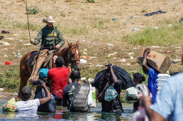 В США пообещали прекратить гоняться за гаитянскими мигрантами на лошадях