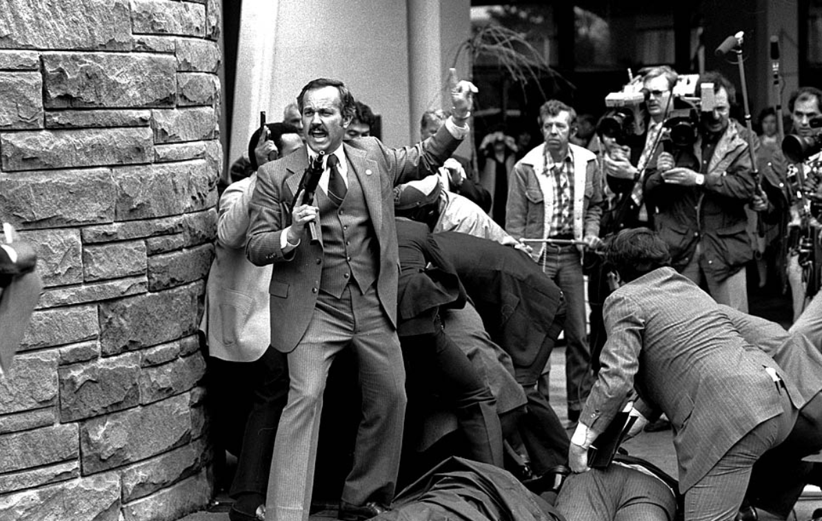Суд в США решил полностью освободить от наказания киллера, стрелявшего в Рональда Рейгана 40 лет назад - 2 - изображение
