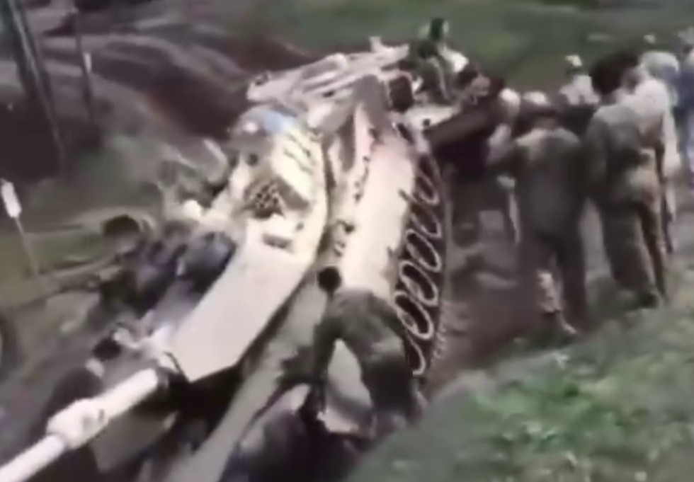 В Польше американский танк Abrams М1А2 упал в канаву и вышел из строя (видео)