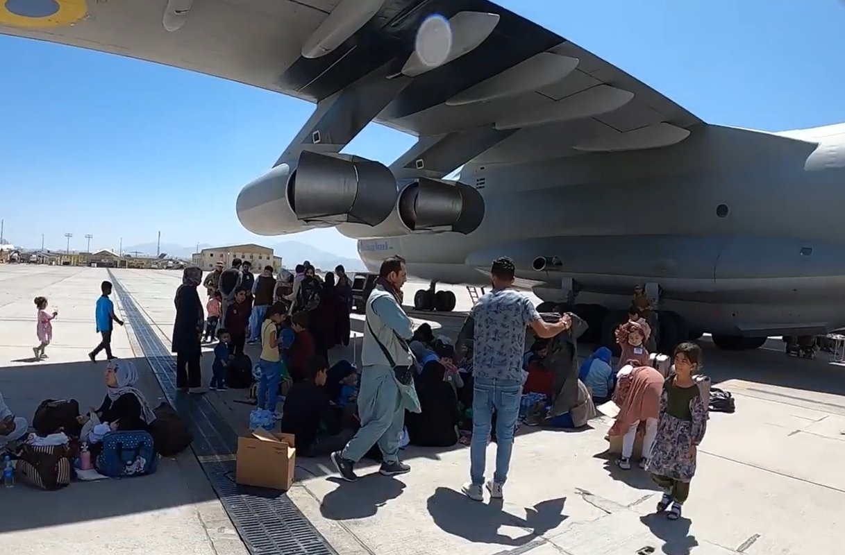 Украинская разведка показала видео с эвакуации в Афганистане
