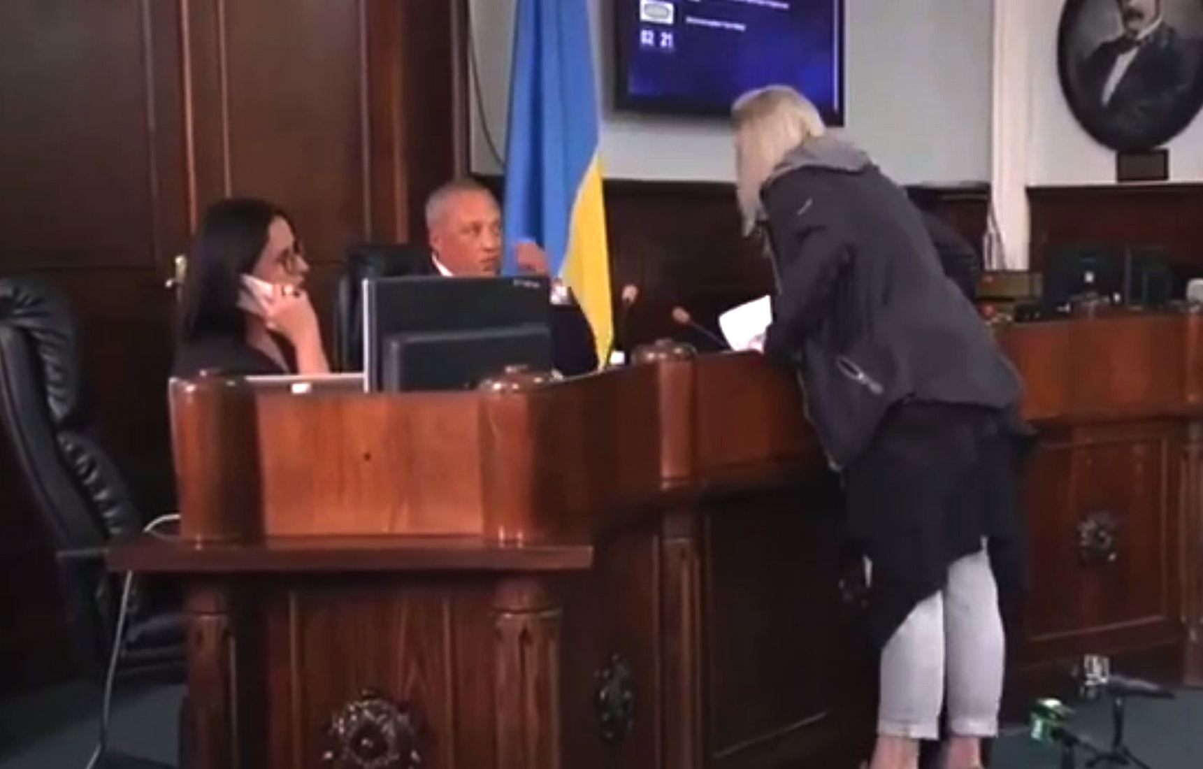 В Черновцах женщина обматерила и побила мэра бумагами во время сессии (видео)