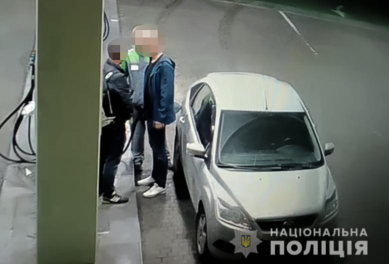 В Киеве на АЗС пассажир такси забил до смерти пьяного мужчину (видео)