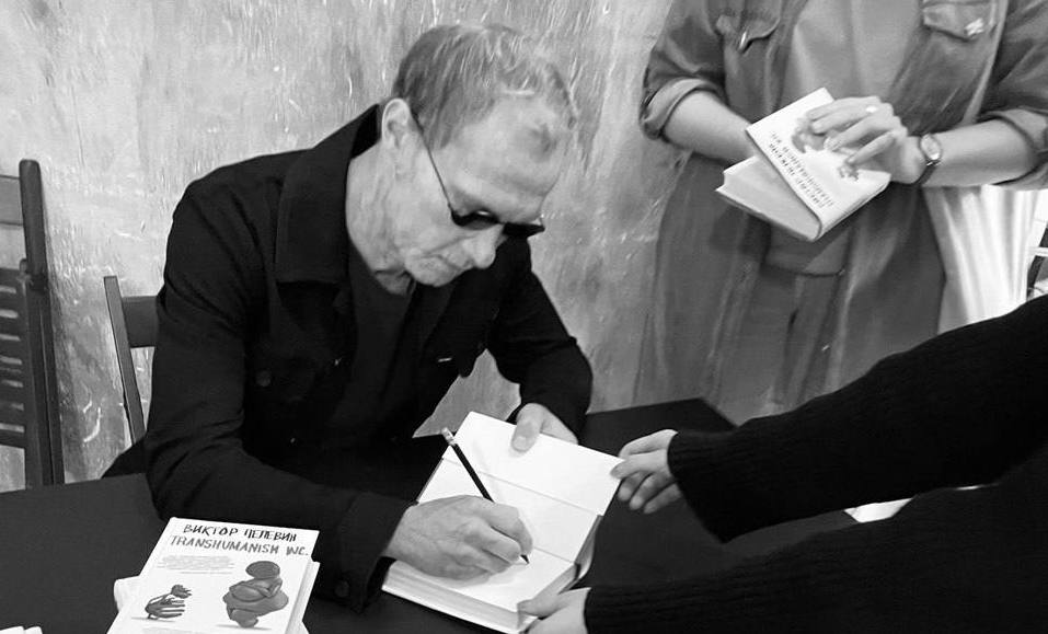 В Москве устроили встречу с «Пелевиным»: мошенник под видом писателя раздавал автографы (фото)