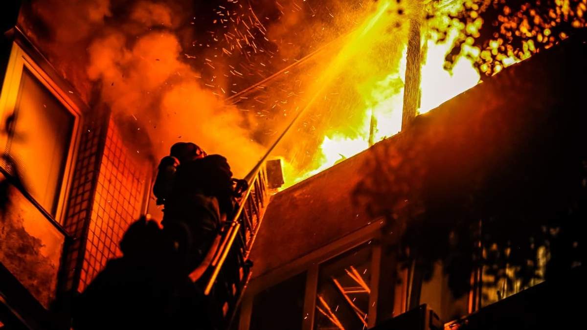 В Киеве произошел пожар в многоэтажке: есть жертва
