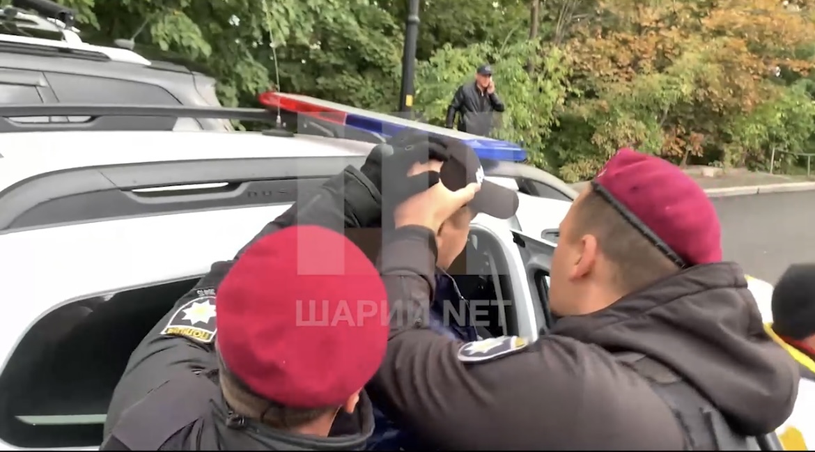 Затолкали в машину и увезли: возле Рады задержали Доротича (видео)