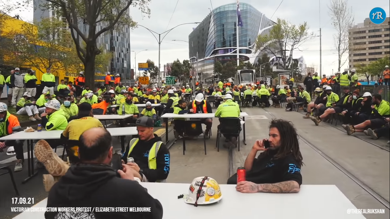 Протест в Австралии: строители перекрыли трассы и сели обедать на улицах (видео)