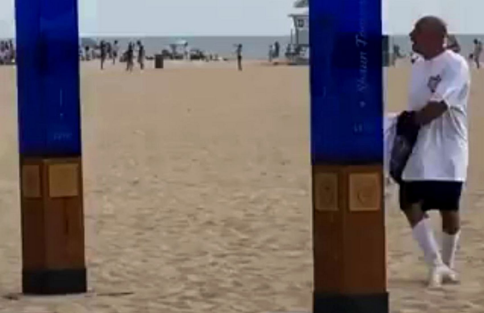 В Калифорнии полицейские расстреляли на пляже мужчину во время турнира по сёрфингу (видео 18+)