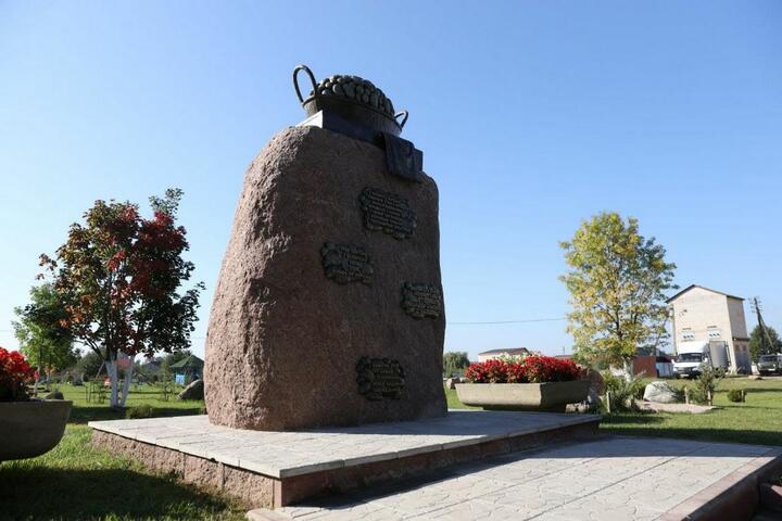 В Беларуси установили памятник картошке: реакция пользователей Сети