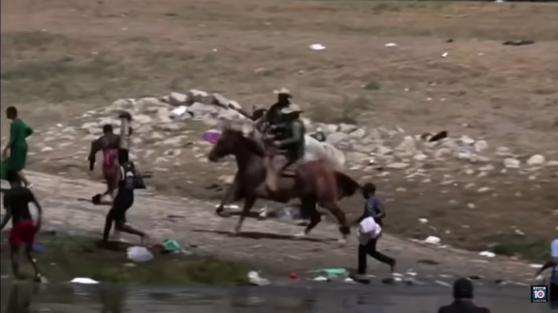 В США конные патрули отгоняют беженцев от границы с помощью кнутов (видео)