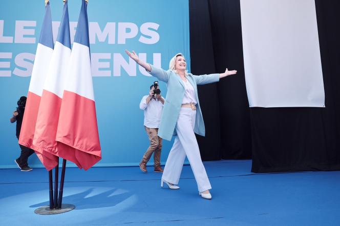 «Преступников в тюрьму, иностранцев в самолёт»: Ле Пен озвучила обещания, с которыми пойдёт на выборы президента Франции