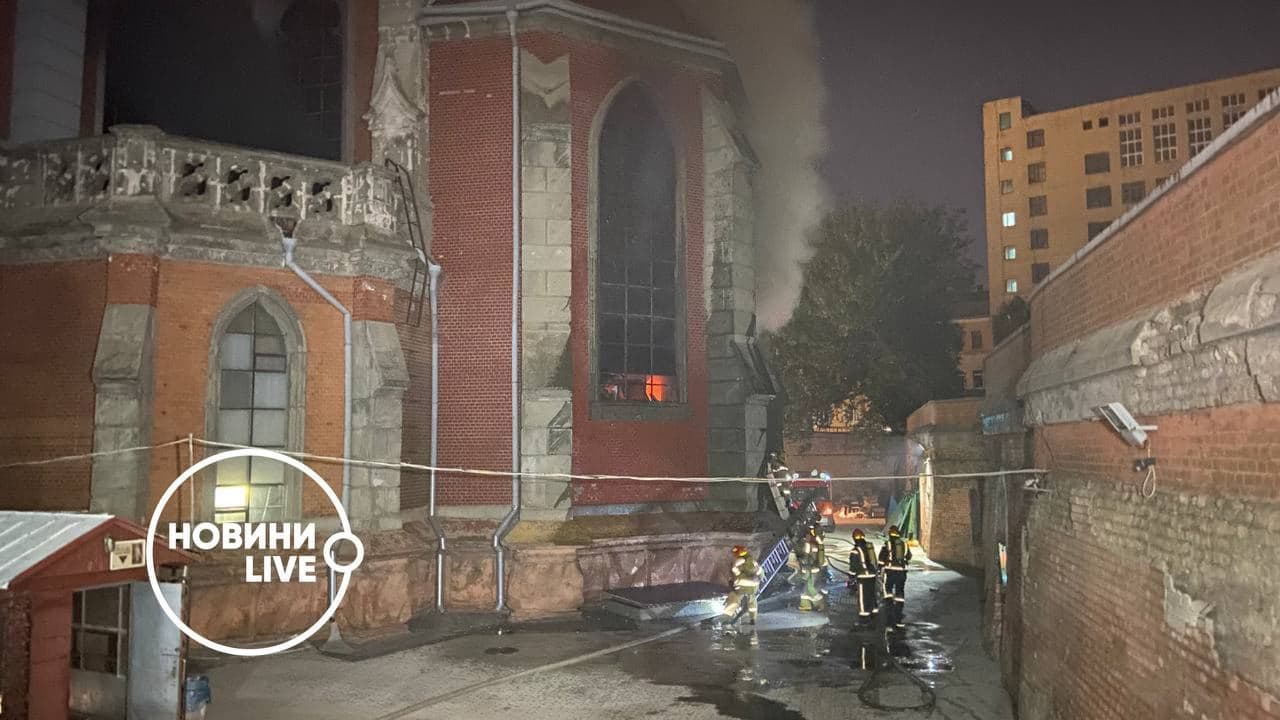 В Киеве горит католический костел Святого Николая (фото, видео) - 1 - изображение