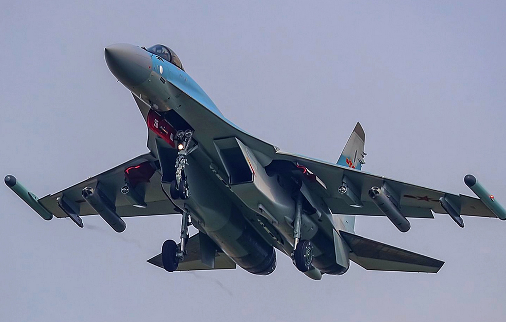 Россия выразила готовность поставить Китаю новые истребители Су-35