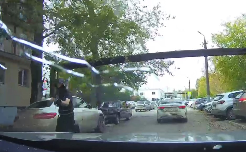 Появилось видео стрельбы Бекмансурова по проезжающим авто возле вуза в Перми