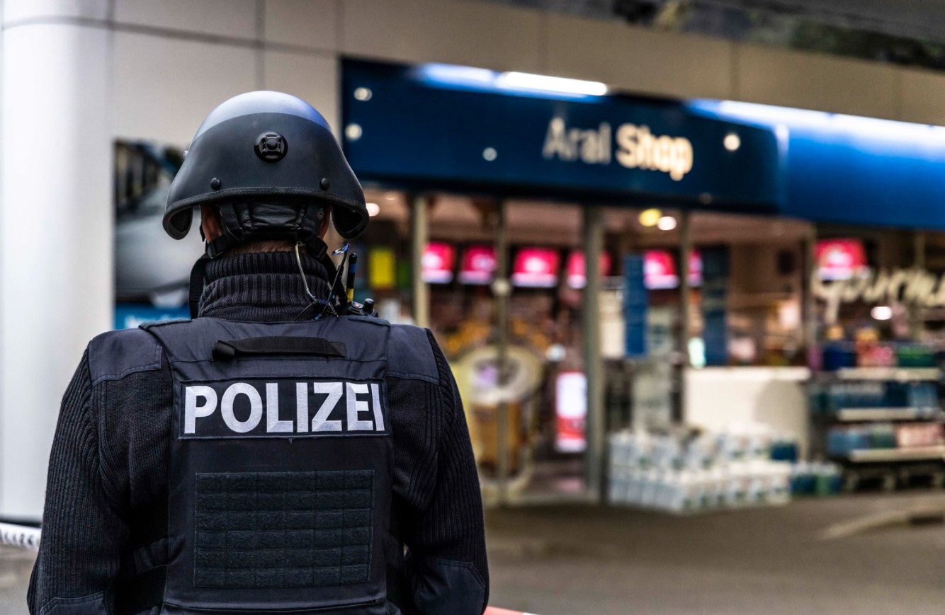 В Германии клиент застрелил кассира АЗС за требование надеть маску