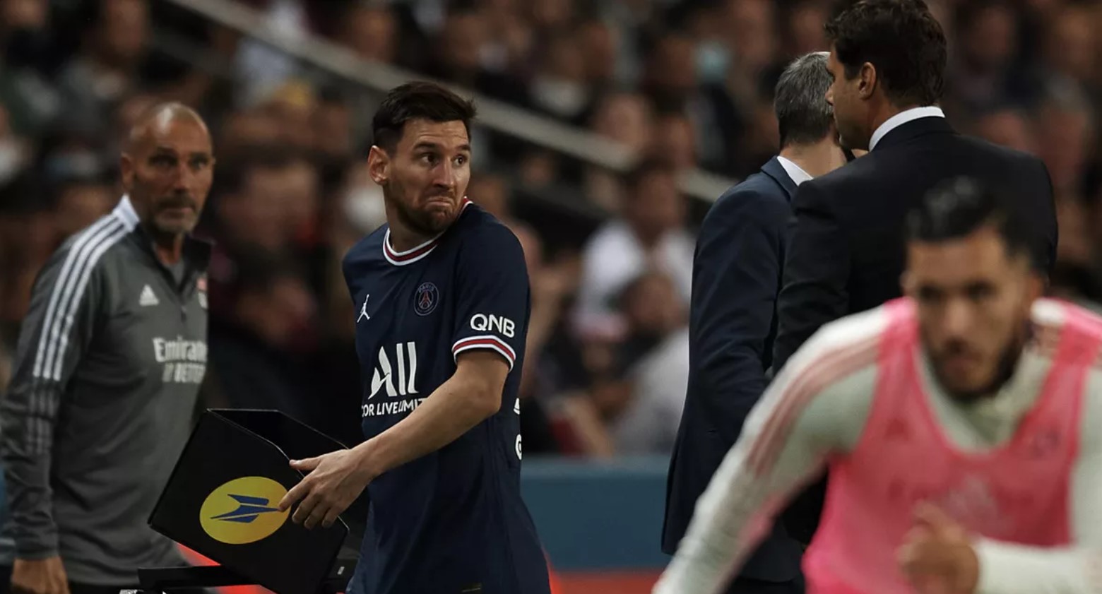 Месси не пожал руку тренеру ПСЖ после замены в матче с «Лионом» (видео)