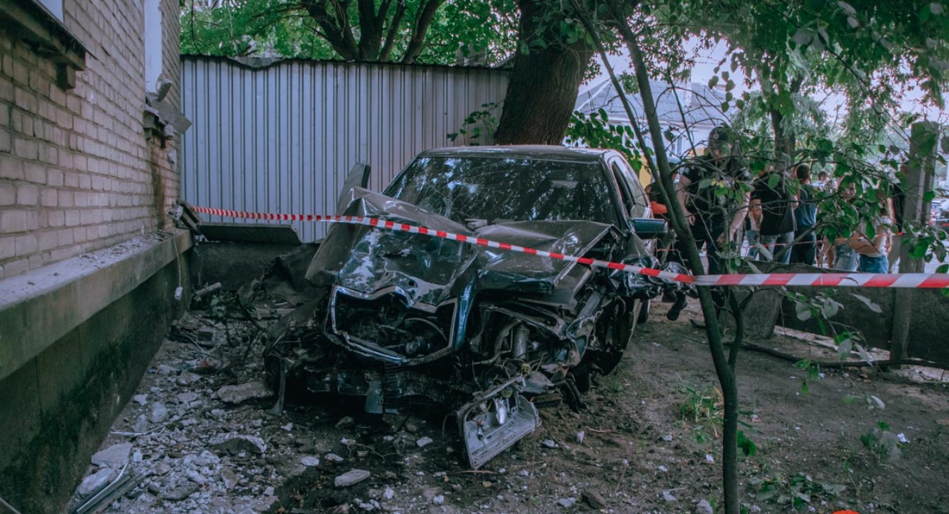 В Днепре Mercedes сбил пешеходов, снес светофор и врезался в дом: 6 пострадавших (фото, видео)