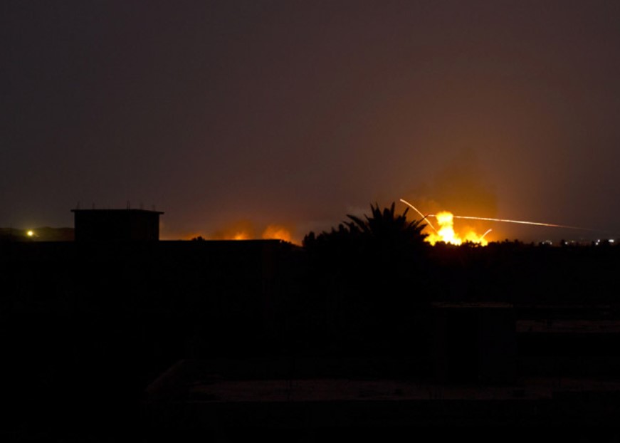 В Сирии неизвестный самолет атаковал базу проиранских ополченцев — СМИ