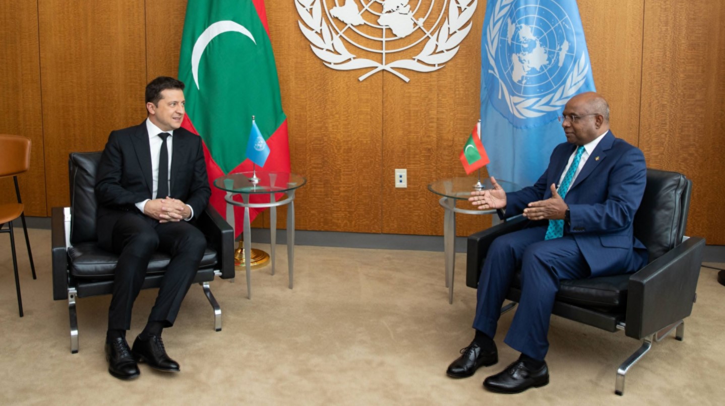 Зеленский сидел под флагом Мальдив на переговорах в ООН