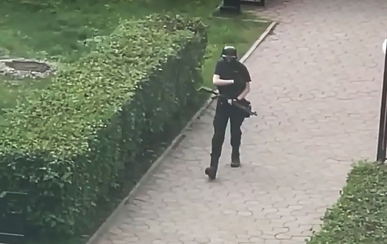 Опубликовано видео момента ранения пермского стрелка