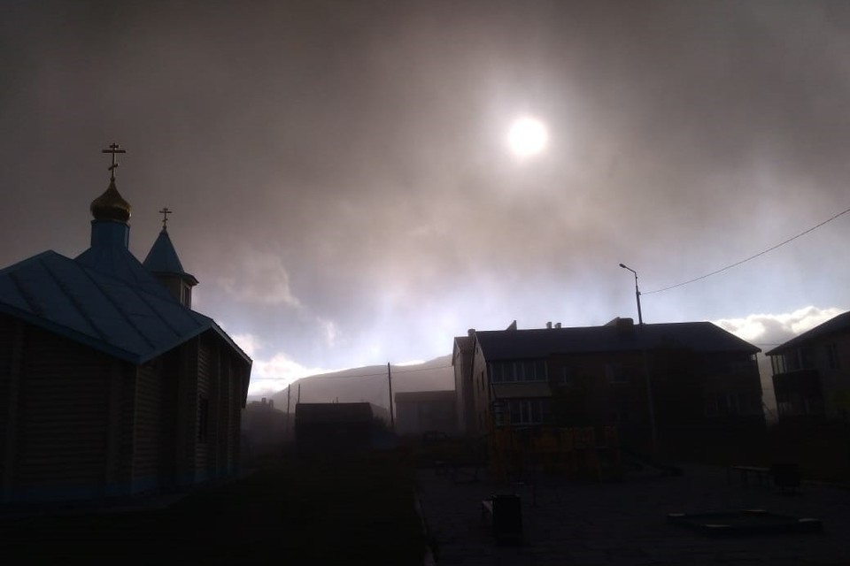Северо-Курильск засыпало пеплом от вулкана Эбеко (видео)