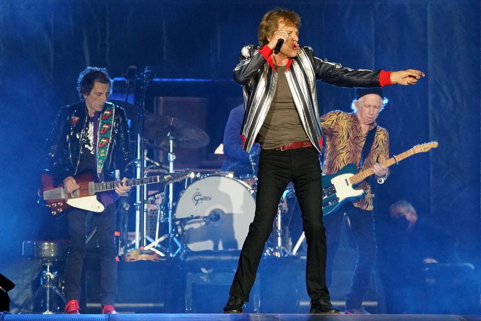 Rolling Stones почтили память Чарли Уоттса во время тура по США (фото, видео) - 3 - изображение