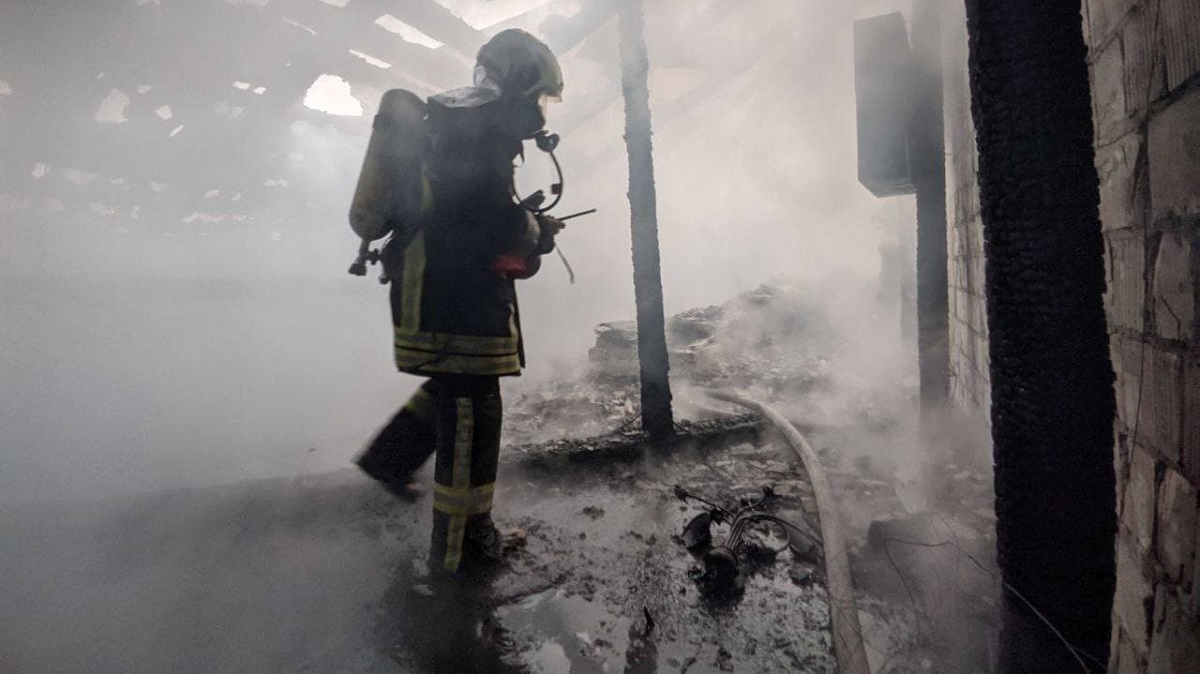 Пожар возле Майдана: спасатели эвакуировали жителей многоквартирного дома (фото)