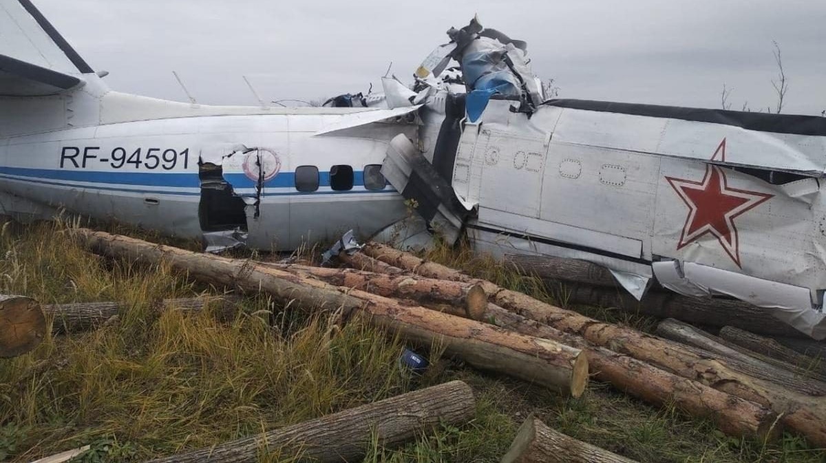 В РФ рухнул самолёт с парашютистами, на борту были 23 человека (видео)