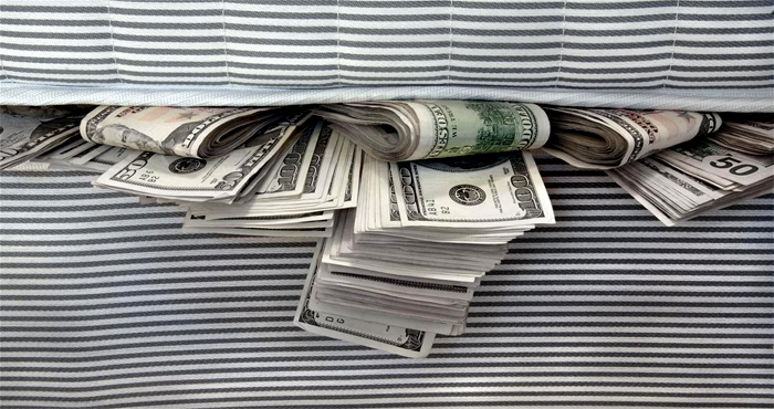 Глава НБУ рассказал, сколько денег украинцы держат «под матрасами»