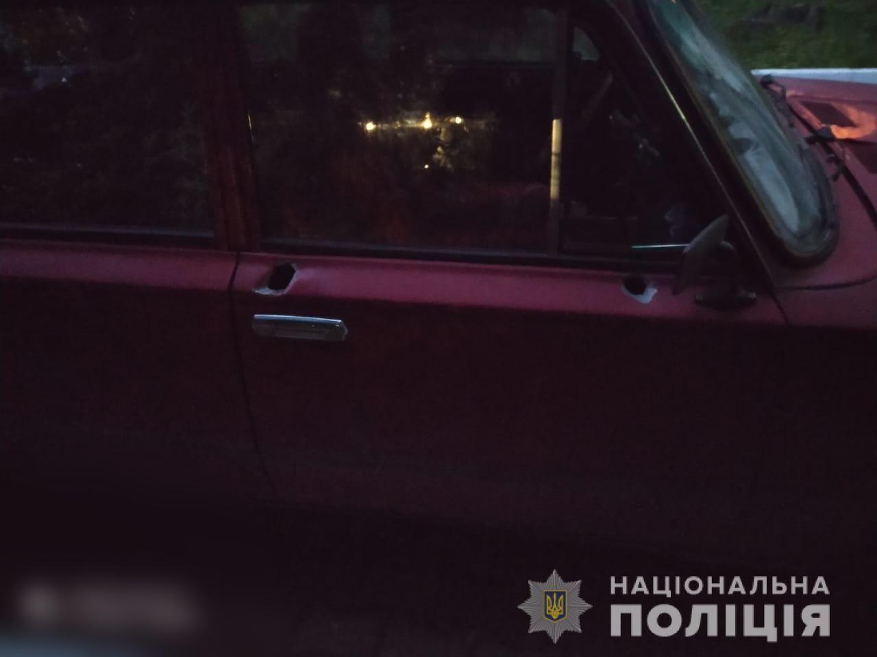 В Черновцах мужчина обстрелял движущиеся «Жигули»: два человека получили ранения - 1 - изображение