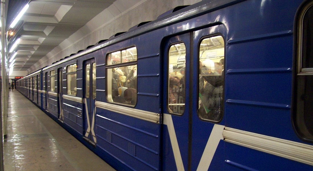 В вагоне метро Киева пассажирам делали причёски и продавали картошку (фото)