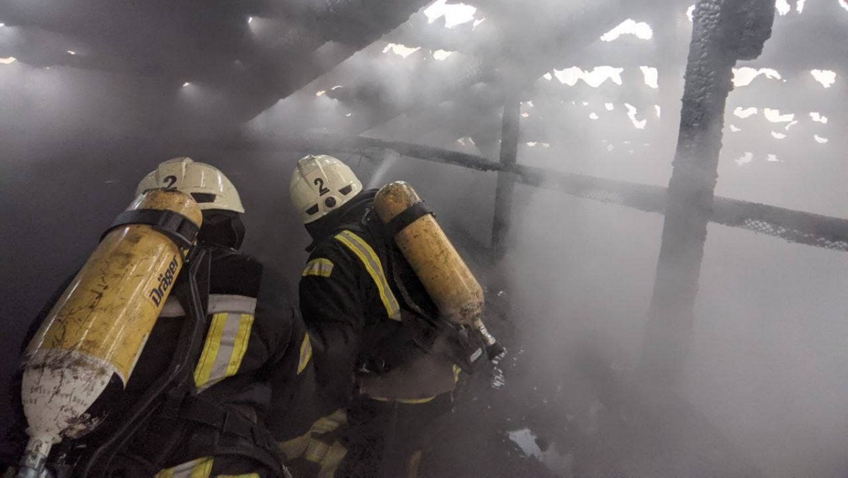 Пожар возле Майдана: спасатели эвакуировали жителей многоквартирного дома (фото) - 4 - изображение