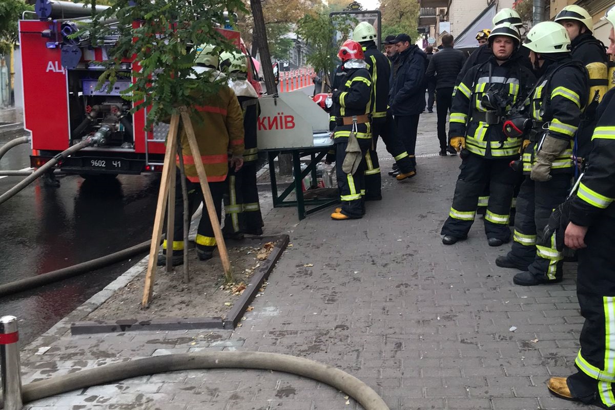 Пожар возле Майдана: спасатели эвакуировали жителей многоквартирного дома