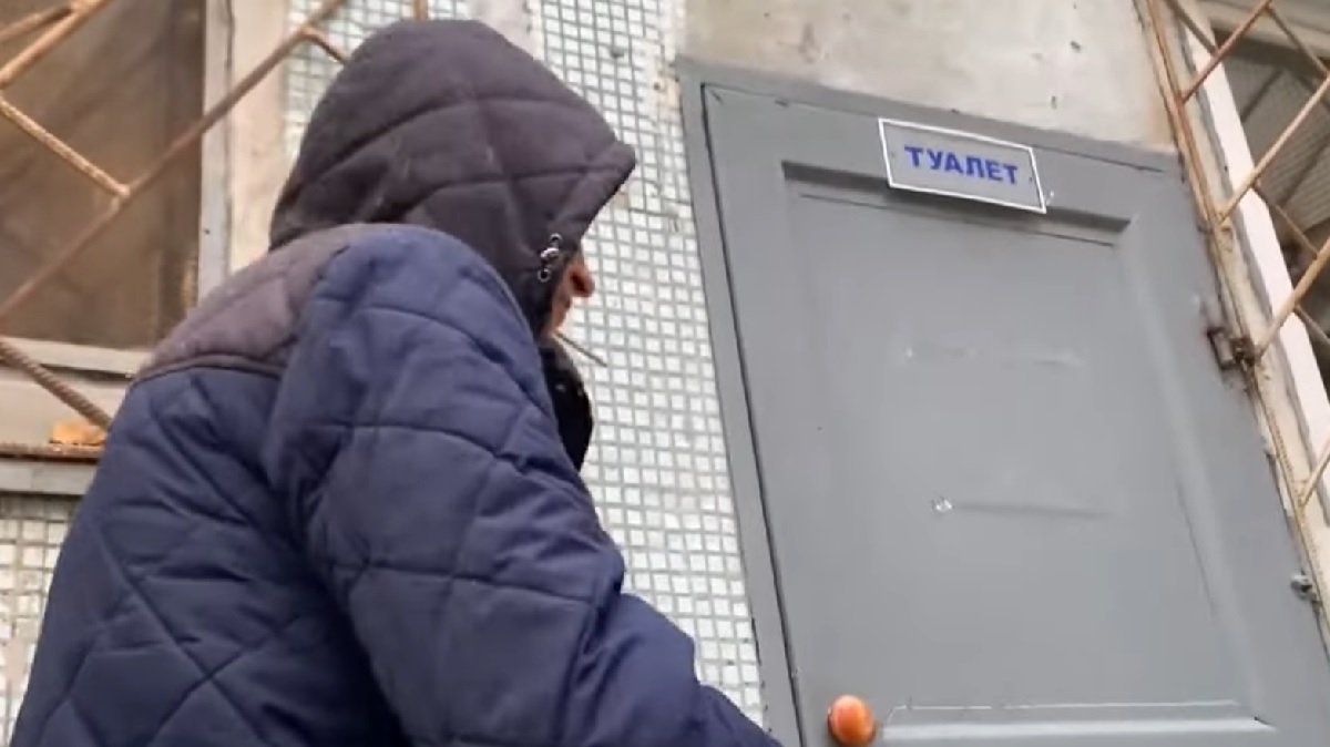 «Хочу в туалет»: отец виновника смертельного ДТП в Харькове убегал от журналистов через ёлки (видео)