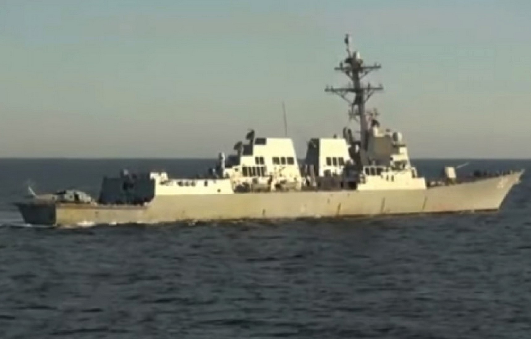 Опубликовано видео с эсминцем США, который вытеснили в нейтральные воды в районе Владивостока