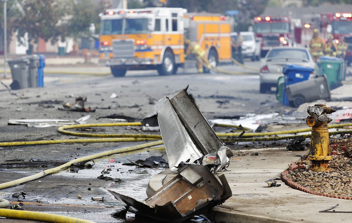 В США самолёт рухнул на грузовик и жилые дома, есть жертвы 4