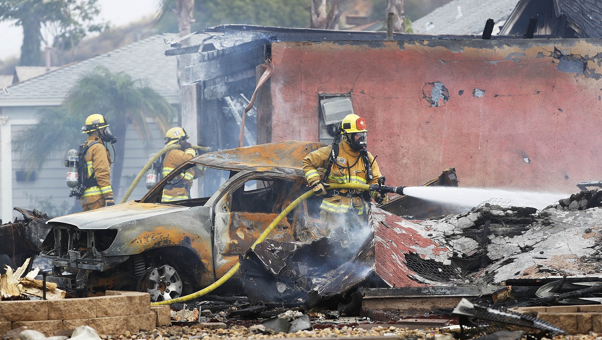 В США самолёт рухнул на грузовик и жилые дома, есть жертвы 3
