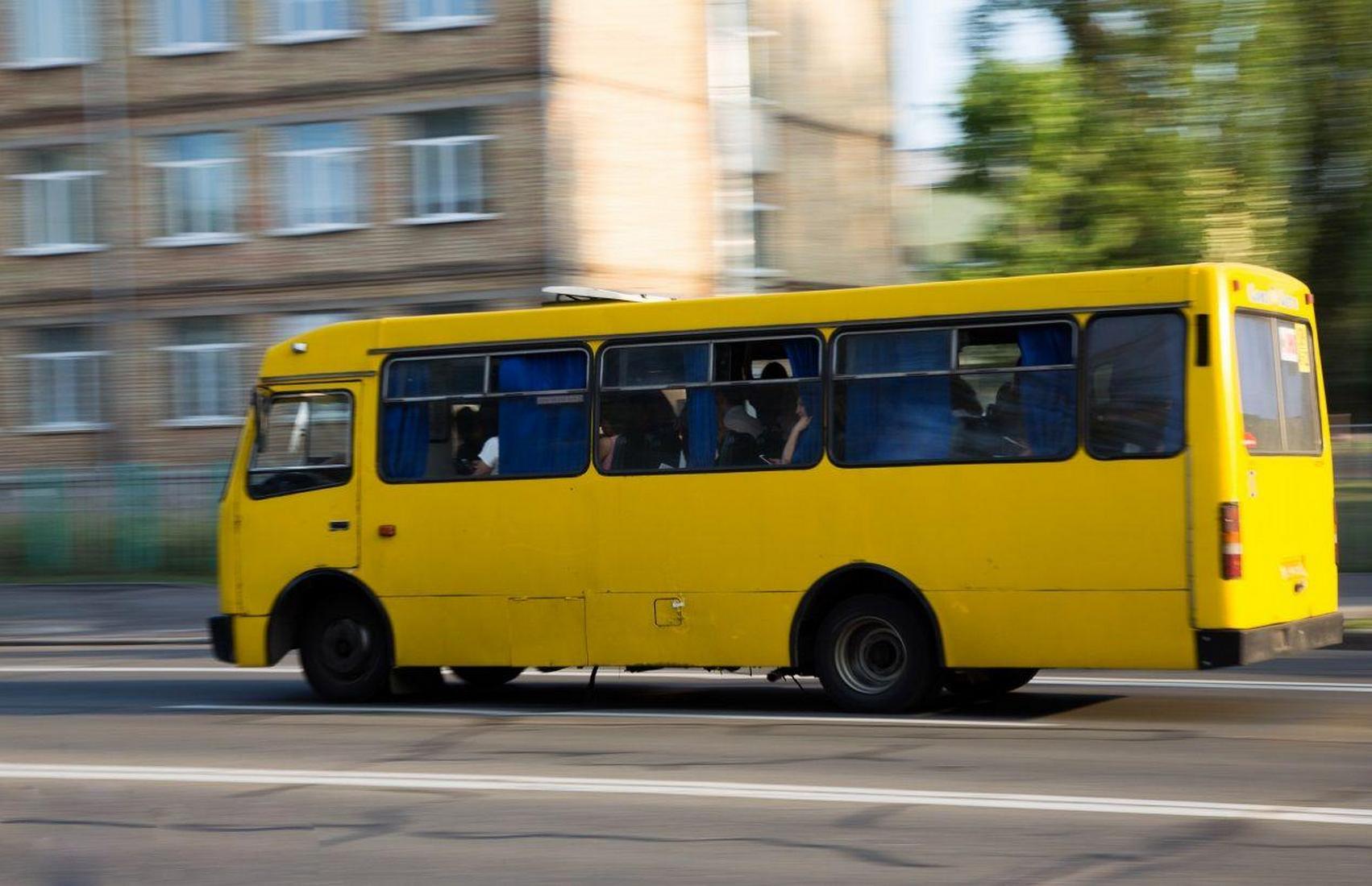 В Киеве обстреляли маршрутку: водитель ранен