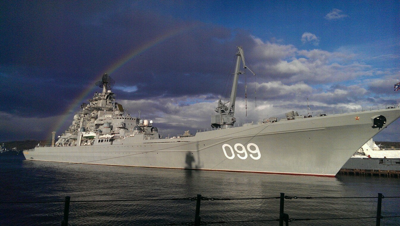 В США ВМС поздравили с годовщиной открыткой с изображением российского крейсера