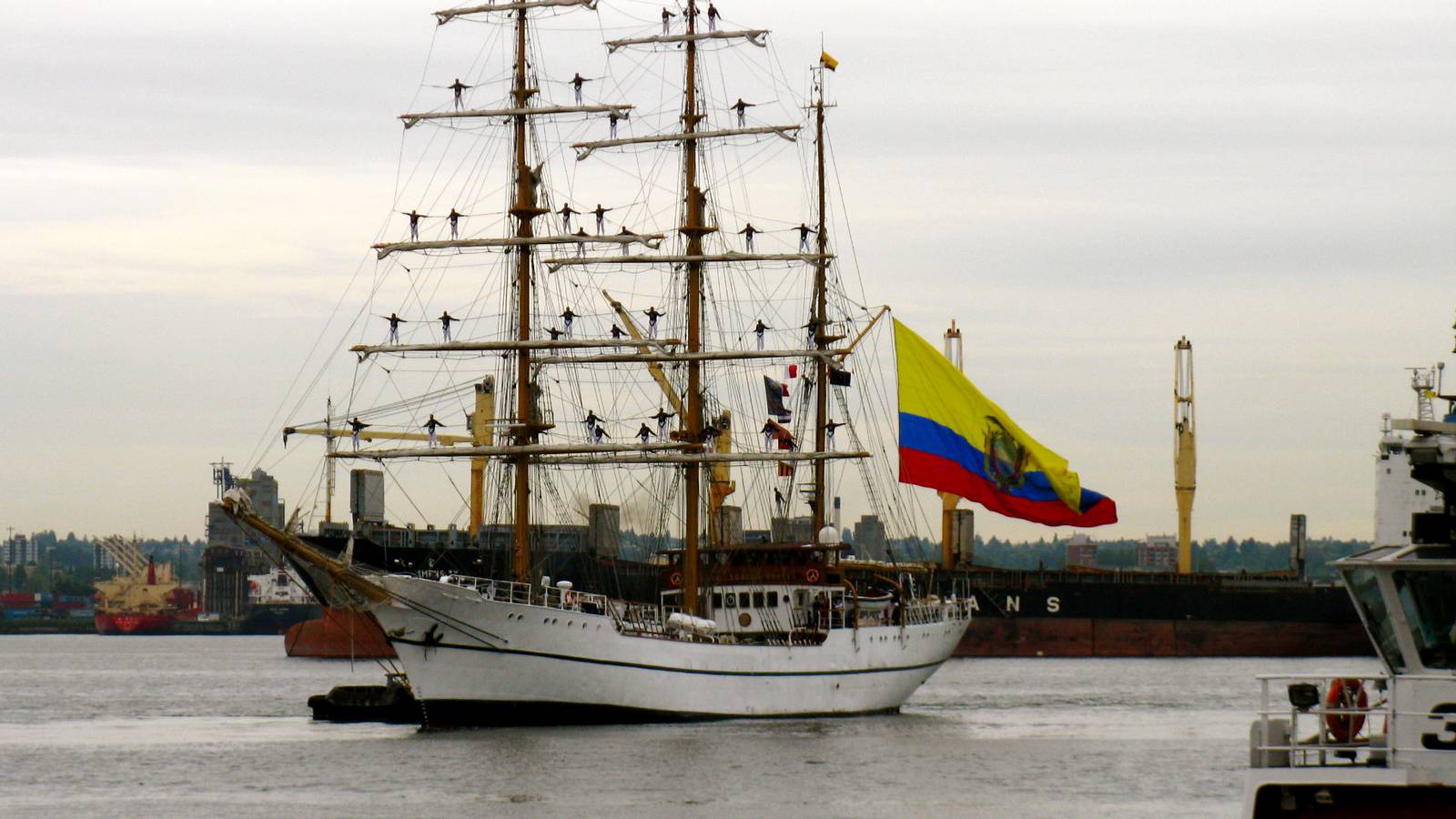 Парусник ВМС Эквадора выследил и задержал «наркотеррористическую подлодку»