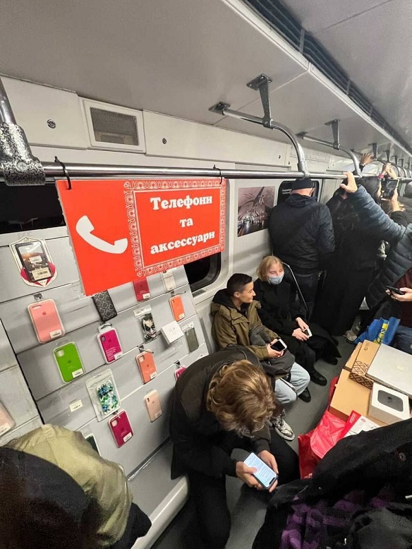 В вагоне метро Киева пассажирам делали причёски и продавали картошку (фото) - 2 - изображение
