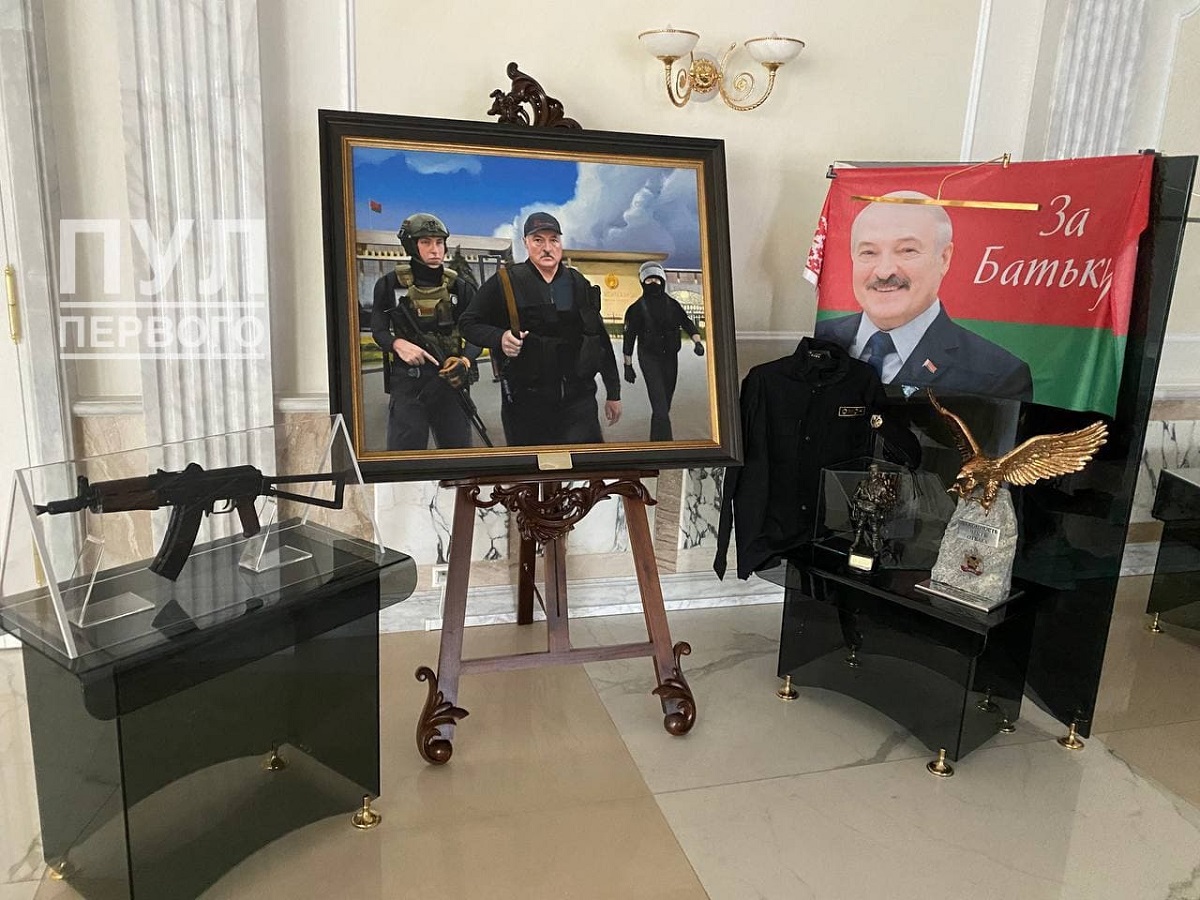 Автомат Лукашенко стал экспонатом во Дворце независимости в Минске (фото) - 2 - изображение