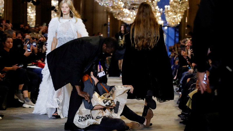 Экоактивисты пытались сорвать показ Louis Vuitton в Париже (фото, видео)