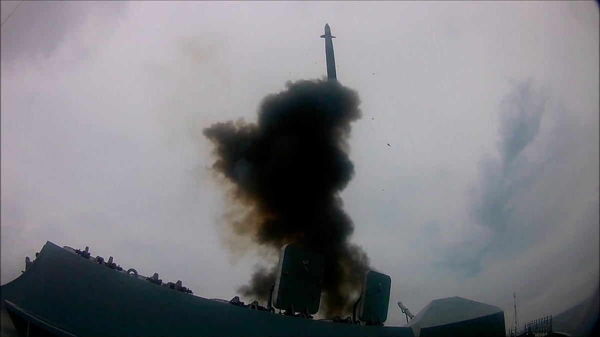 Корвет ВМС РФ «Громкий» после «вступления в бой» уничтожил крылатую ракету «противника» над Японским морем (видео)