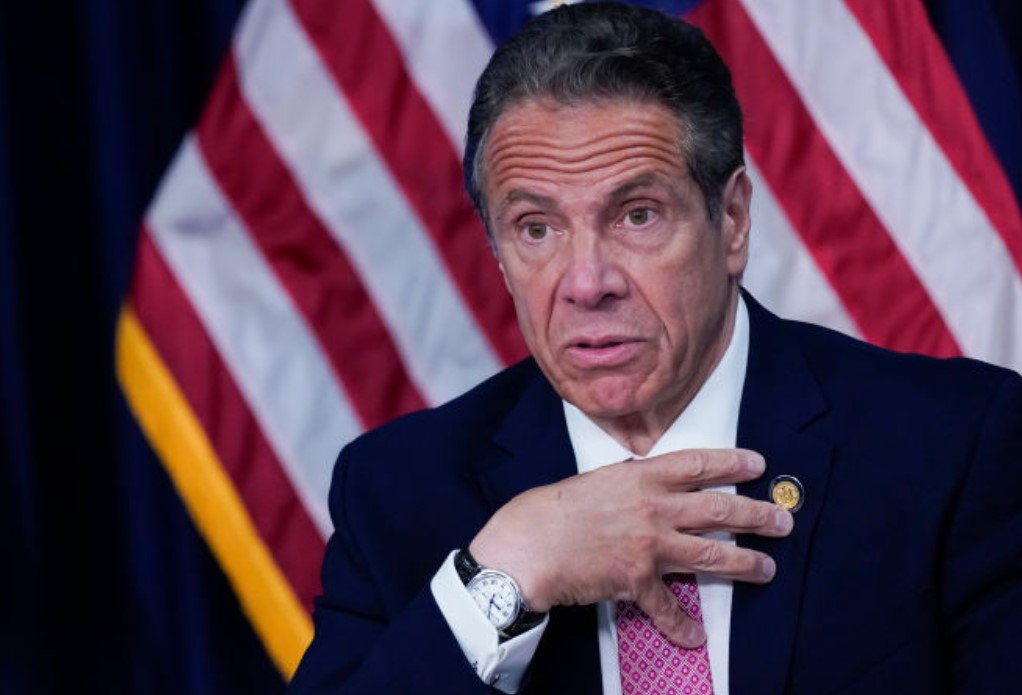 На экс-губернатора Нью-Йорка подали в суд за сексуальные домогательства