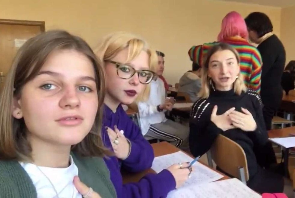 Школьники запустили в TikTok флешмоб с песней о Бандере и затравили учительницу (видео)