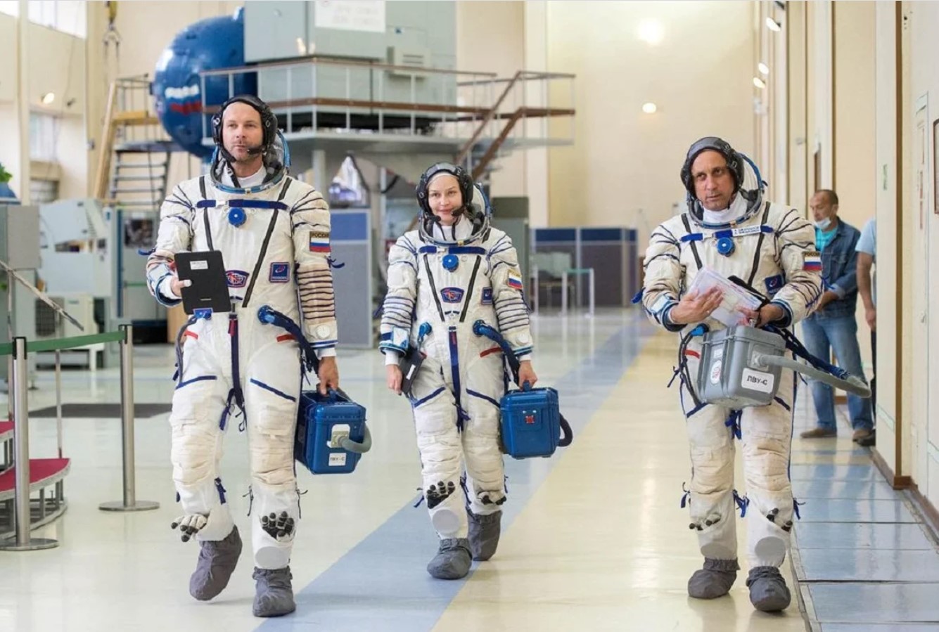 В Роскосмосе назвали сроки реабилитации «киноэкипажа» после возвращения с МКС